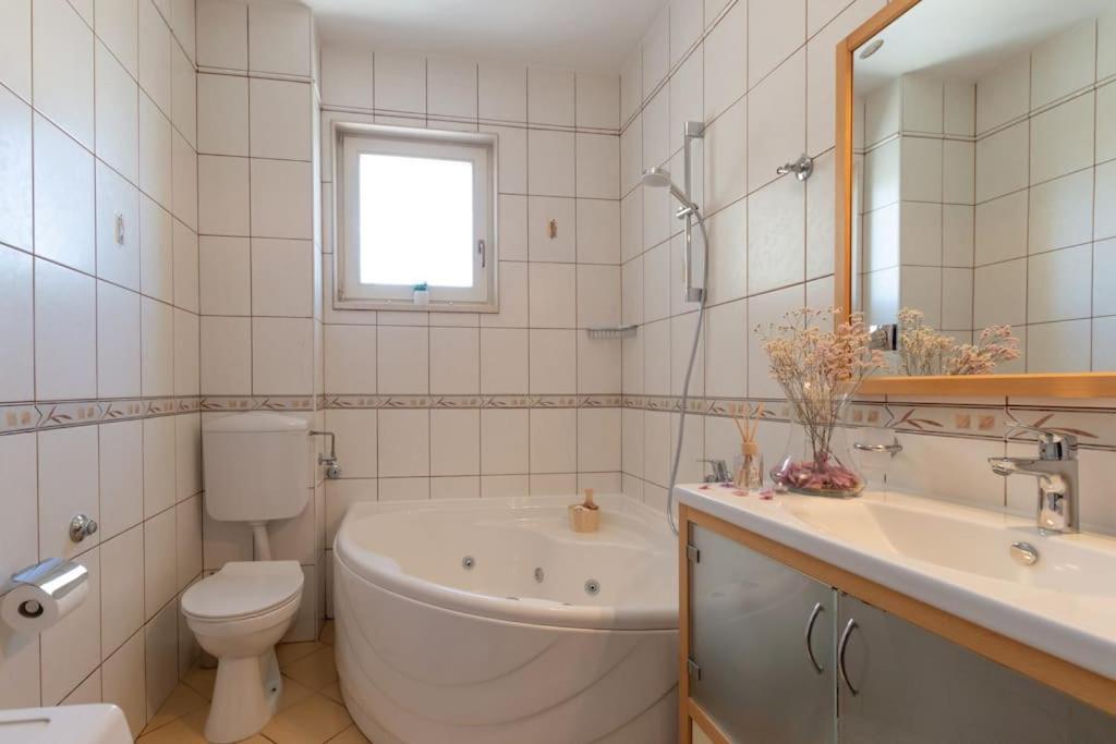 Sea View- Spacious Apartment With Shared Pool Split Zewnętrze zdjęcie
